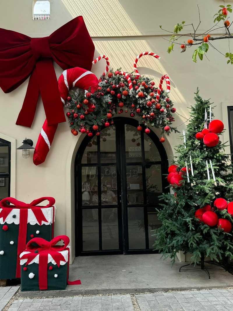 Dịch vụ trang trí noel văn phòng trọn gói giá tốt HCM với cổng vòm, cây thông và hộp quà đỏ xanh.