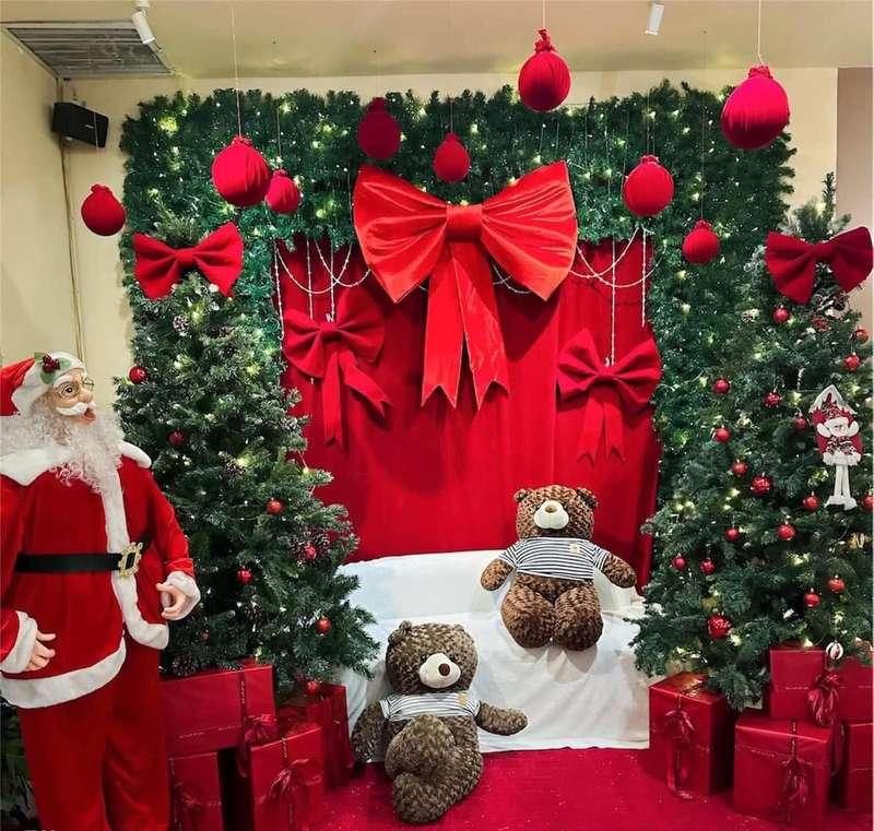 Dịch vụ trang trí noel văn phòng trọn gói giá tốt HCM với không gian giáng sinh ấm cúng và nhiều phụ kiện nổi bật.