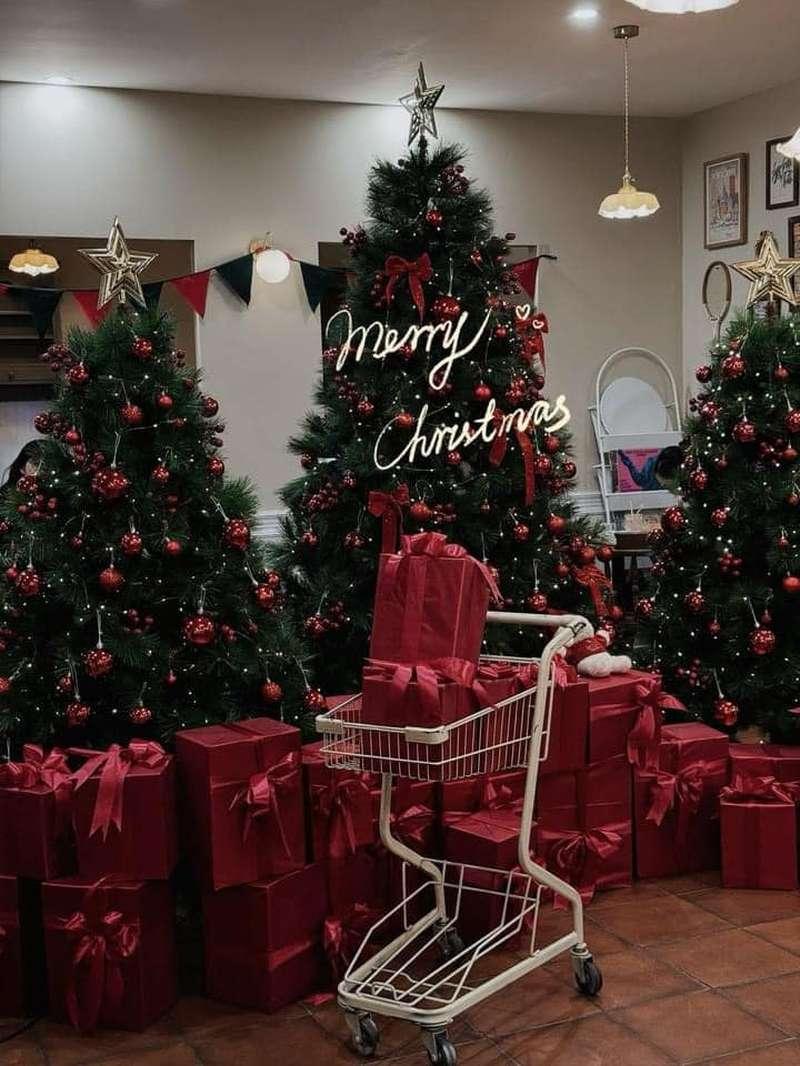 Ảnh dịch vụ trang trí noel với cây thông và quà tặng đỏ trong văn phòng theo gói trọn tại HCM.