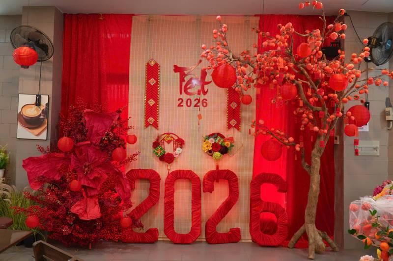 Dịch vụ trang trí Tết với tiểu cảnh Tết trọn gói mô phỏng năm 2026 rực rỡ sắc đỏ.