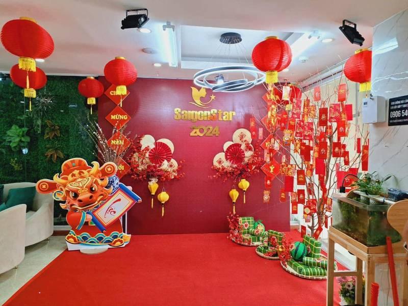 Không gian văn phòng được trang trí Tết 2024 với dịch vụ trang trí Tết và thi công tiểu cảnh Tết trọn gói.