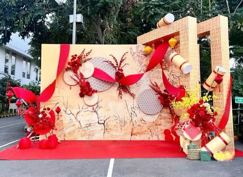 Dịch vụ trang trí Tết với thi công tiểu cảnh Tết trọn gói phong cách truyền thống nổi bật sắc đỏ và họa tiết cây mai.