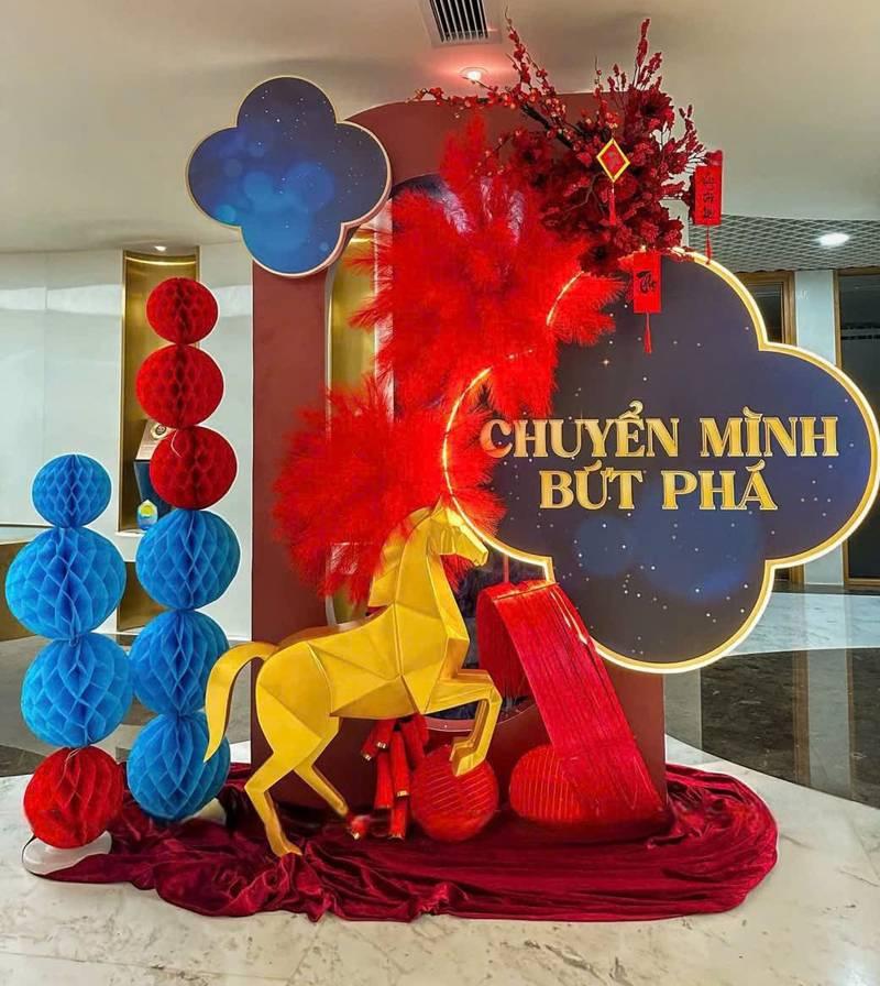 Tiểu cảnh Tết trọn gói với dịch vụ trang trí Tết sáng tạo gồm ngựa vàng, hoa đỏ và chữ nổi 