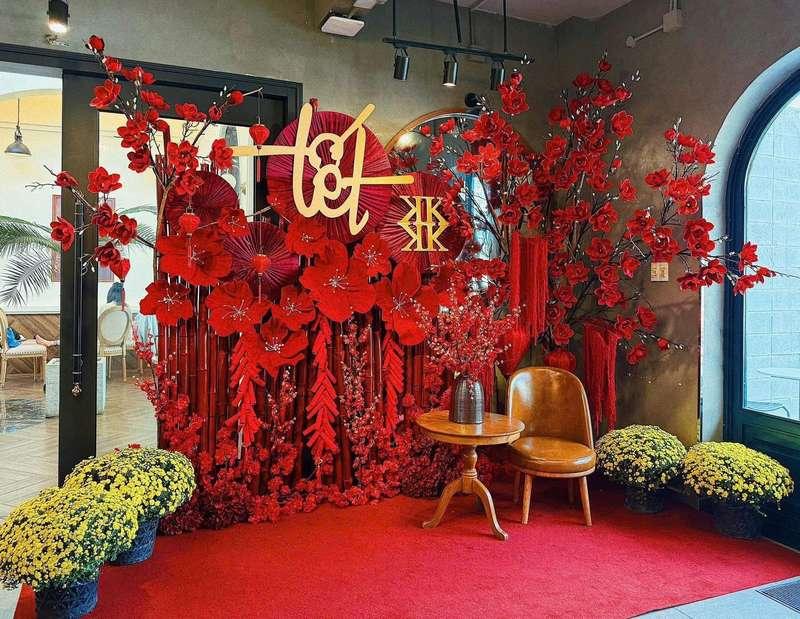 Tiểu cảnh Tết đẹp với hoa đào đỏ và chữ Tết vàng trong dịch vụ trang trí Tết trọn gói.