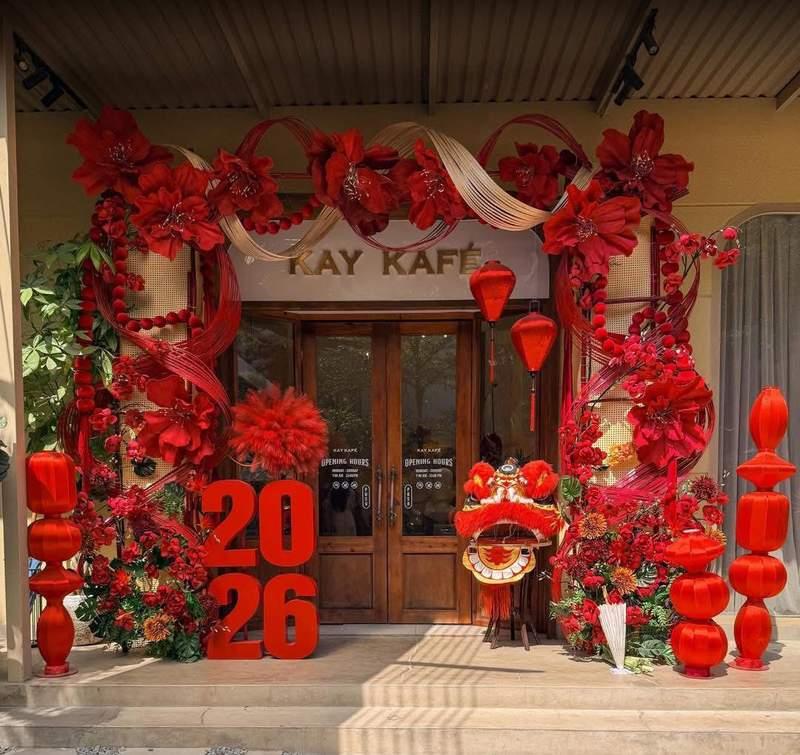 Dịch vụ trang trí Tết với thi công tiểu cảnh Tết trọn gói ưu chuộng tại quán cafe KAY KAFE.