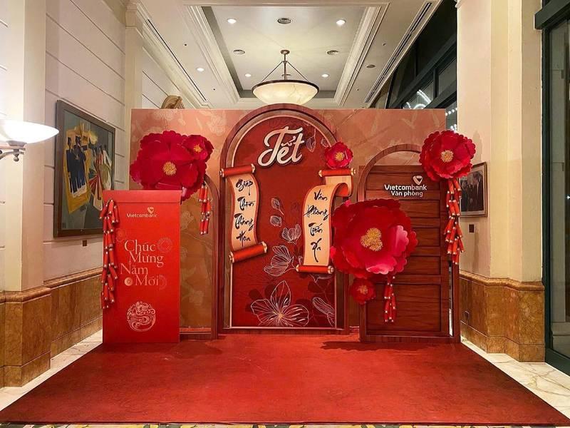 Dịch vụ trang trí Tết với thi công tiểu cảnh Tết trọn gói tại văn phòng Vietcombank.