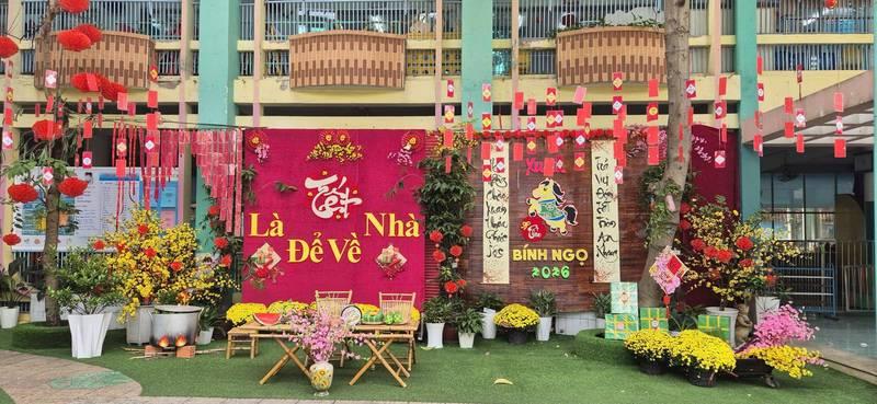 Dịch vụ trang trí Tết với thi công tiểu cảnh Tết trọn gói tạo không gian Tết ấm cúng và sinh động.