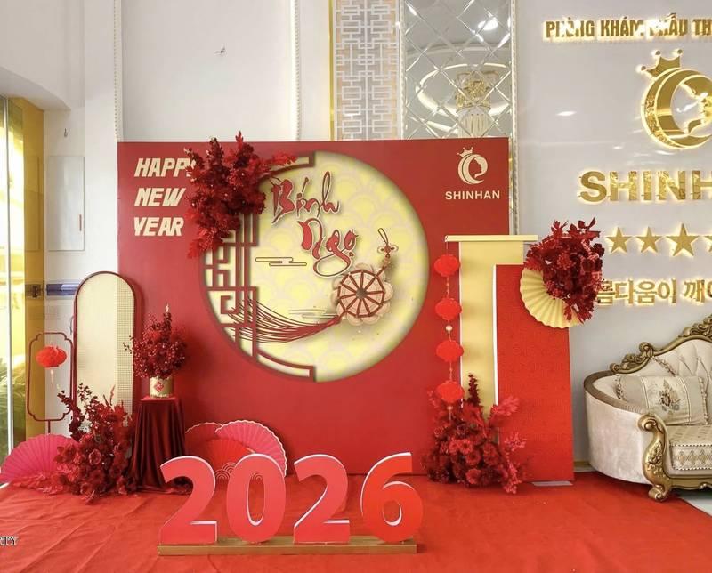 Dịch vụ trang trí Tết với thi công tiểu cảnh Tết trọn gói thiết kế theo phong cách năm 2026 đỏ tươi nổi bật.