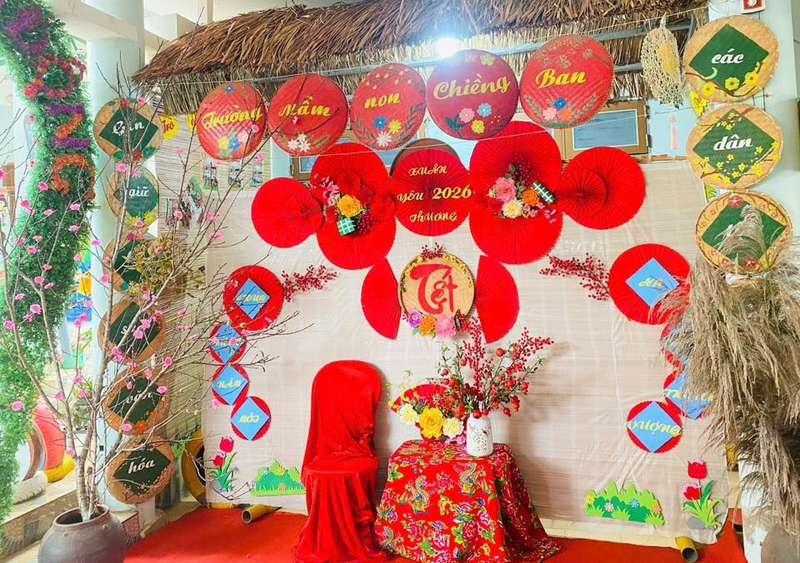 Dịch vụ trang trí Tết với thi công tiểu cảnh Tết trọn gói tạo không gian rộn ràng sắc xuân.