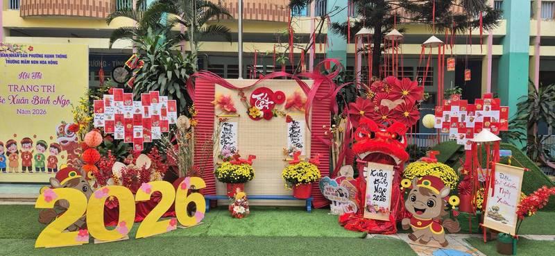 Dịch vụ trang trí Tết với thi công tiểu cảnh Tết trọn gói tạo không gian lễ hội rực rỡ chào xuân 2026.