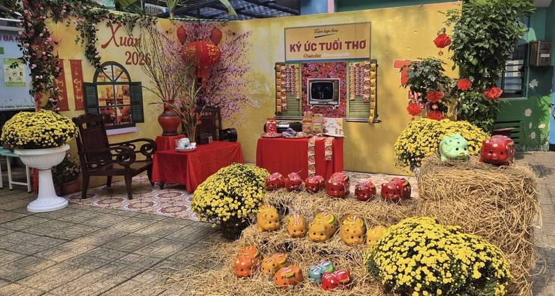 ALT: Dịch vụ trang trí Tết với tiểu cảnh trọn gói gồm hoa mai, lợn đất và bàn ghế truyền thống.