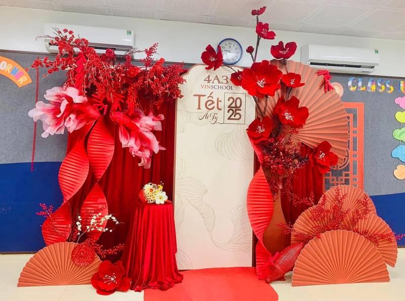 Dịch vụ trang trí Tết với tiểu cảnh hoa đào đỏ và quạt giấy phong cách thi công tiểu cảnh Tết trọn gói.