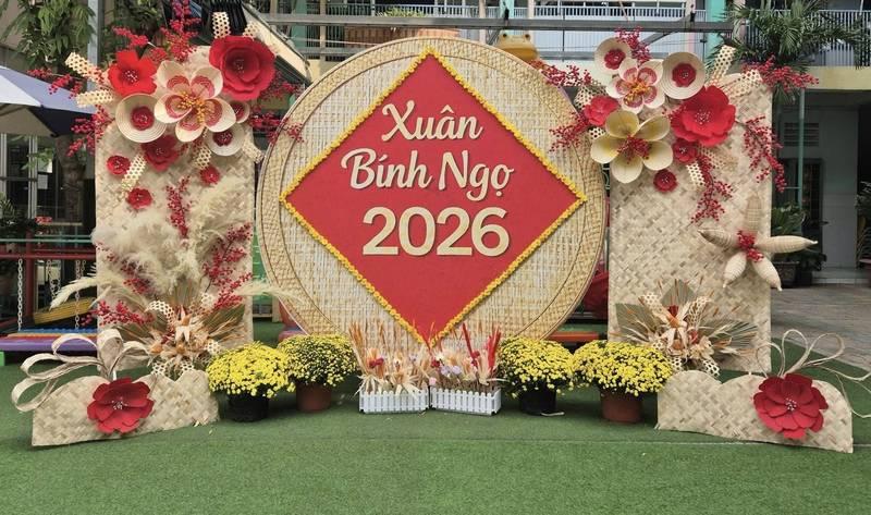 Tiểu cảnh Tết 2026 với hoa và chữ nổi được thi công bởi dịch vụ trang trí Tết trọn gói chất lượng.