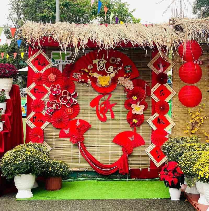 Dịch vụ trang trí Tết với thi công tiểu cảnh Tết trọn gói mang không khí xuân rực rỡ và truyền thống.