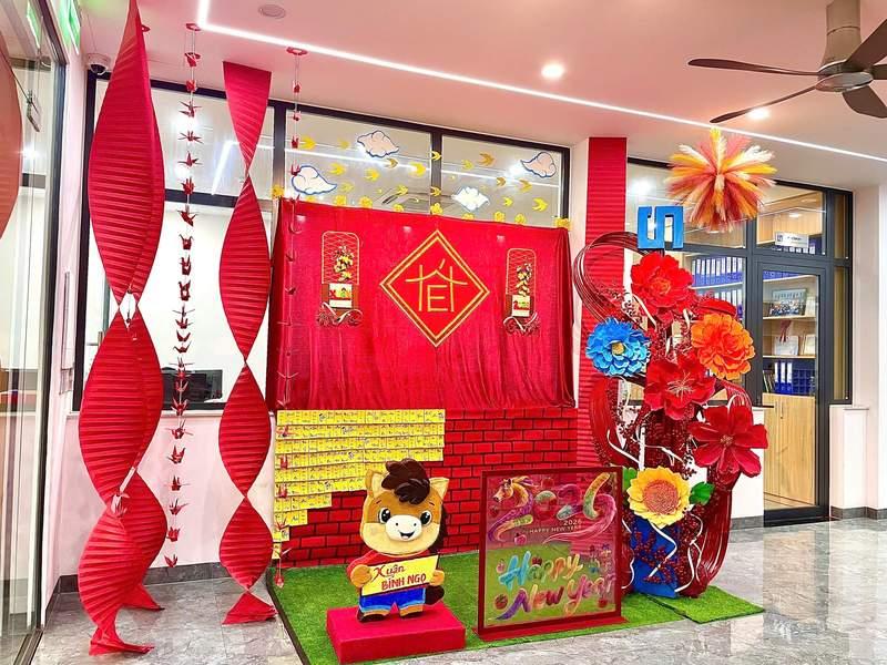 Dịch vụ trang trí Tết với tiểu cảnh Tết trọn gói sáng tạo và rực rỡ trong không gian văn phòng.