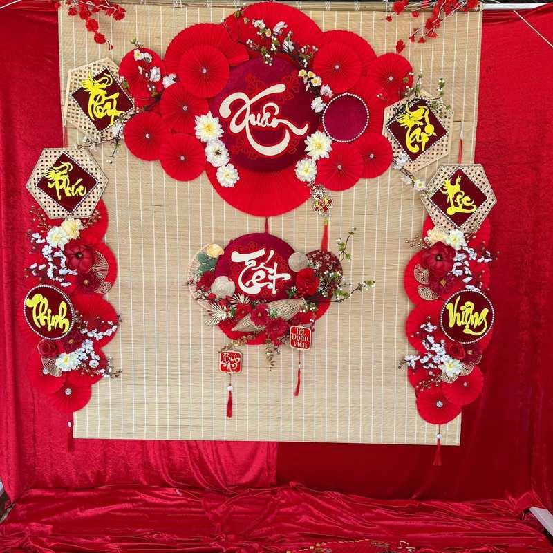 Dịch vụ trang trí Tết với thi công tiểu cảnh Tết trọn gói mang sắc đỏ rực rỡ và hoa mai trắng tinh tế.
