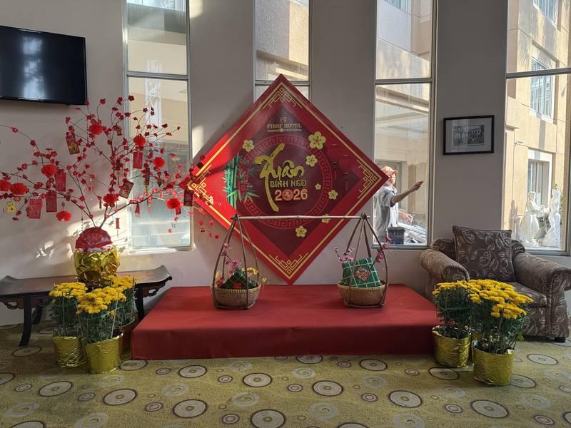 Dịch vụ trang trí Tết với thi công tiểu cảnh Tết trọn gói gồm hoa mai, hoa cúc và phụ kiện truyền thống trong không gian khách sạn.