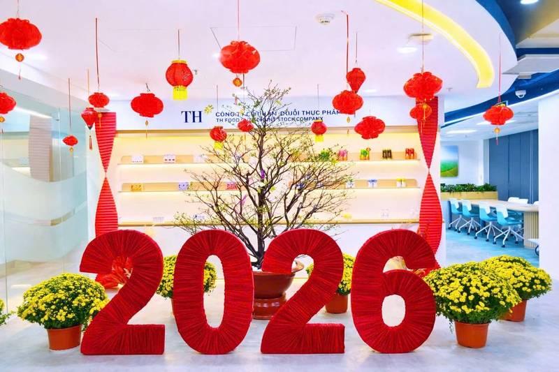 Dịch vụ trang trí Tết với thi công tiểu cảnh Tết trọn gói gồm hoa mai, đèn lồng đỏ và số 2026 nổi bật.