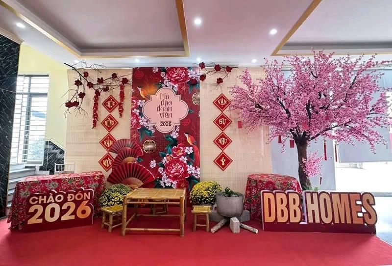 Dịch vụ trang trí Tết với tiểu cảnh mai đào và hoa đào 2026 trọn gói tại nhà.