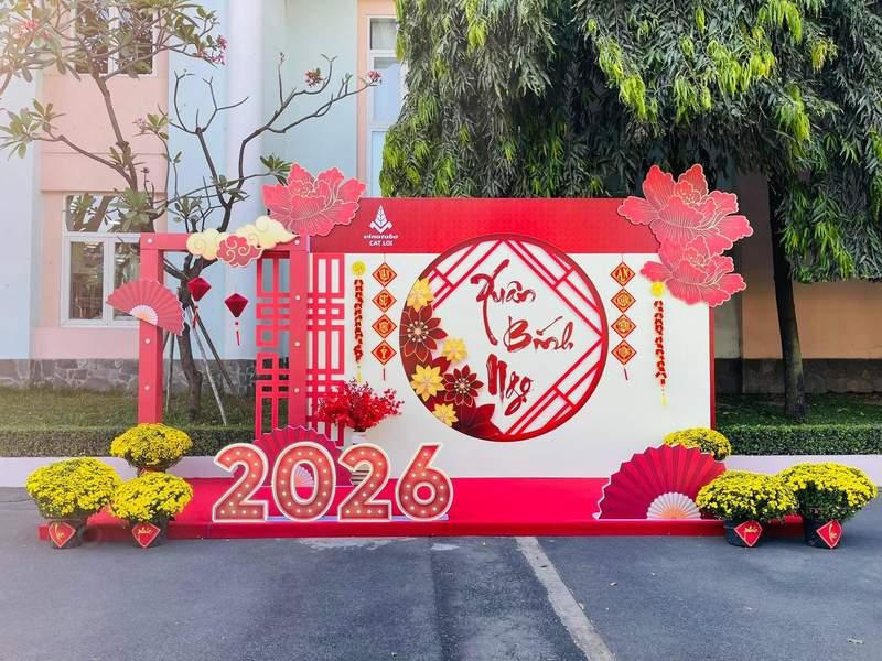 Dịch vụ trang trí Tết thi công tiểu cảnh Tết trọn gói với bảng chào năm 2026 và hoa mai vàng.