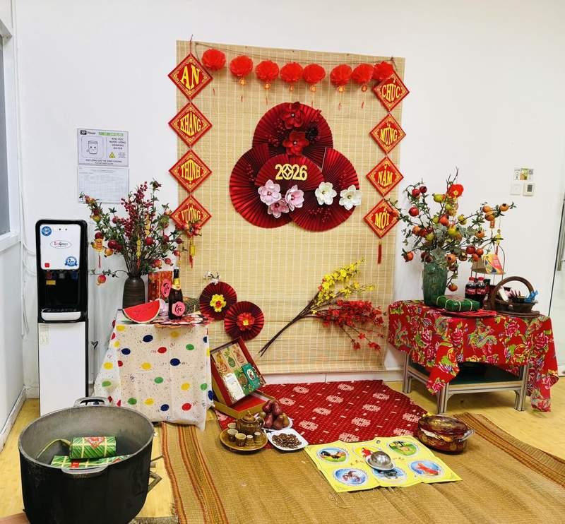 Dịch vụ trang trí Tết với tiểu cảnh trọn gói gồm bàn trà, hoa đào, câu đối và vật dụng truyền thống.