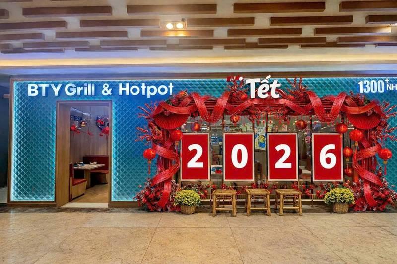 Ảnh trang trí Tết với tiểu cảnh 2026 đỏ bắt mắt, dịch vụ trang trí Tết thi công tiểu cảnh Tết trọn gói.