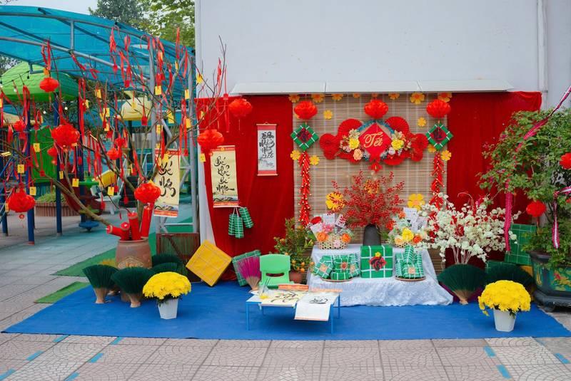 Dịch vụ trang trí Tết với thi công tiểu cảnh Tết trọn gói tạo không gian đậm đà nét truyền thống.