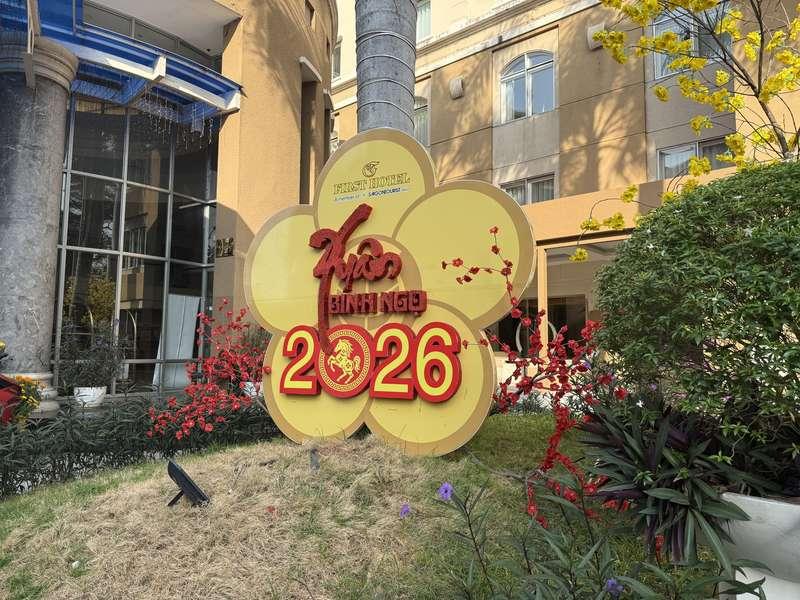 Tiểu cảnh xuân Bình Ngọ 2026 được thi công tỉ mỉ trong dịch vụ trang trí Tết trọn gói.