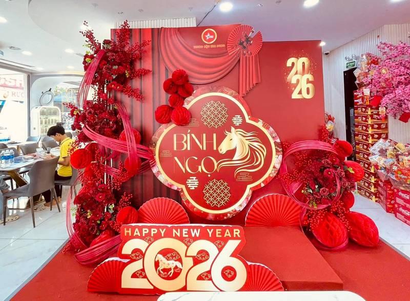 Dịch vụ trang trí Tết với thi công tiểu cảnh Tết trọn gói đậm nét xuân Bính Ngọ 2026 sang trọng và ấn tượng.