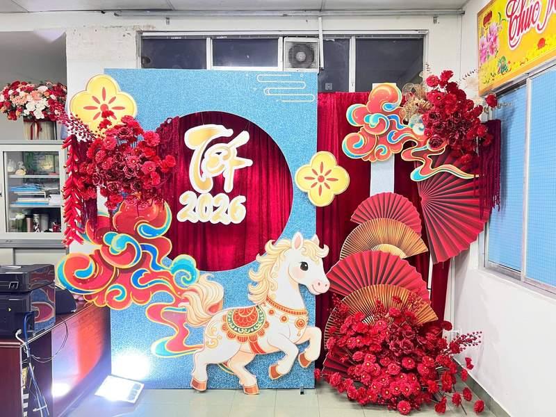 Dịch vụ trang trí Tết với thi công tiểu cảnh Tết trọn gói gồm hoa, quạt đỏ và hình ngựa nổi bật năm 2026.