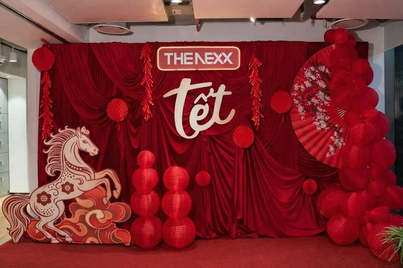 Dịch vụ trang trí Tết với thi công tiểu cảnh Tết trọn gói phối cảnh đỏ rực rỡ, nổi bật hình con ngựa và đèn lồng.