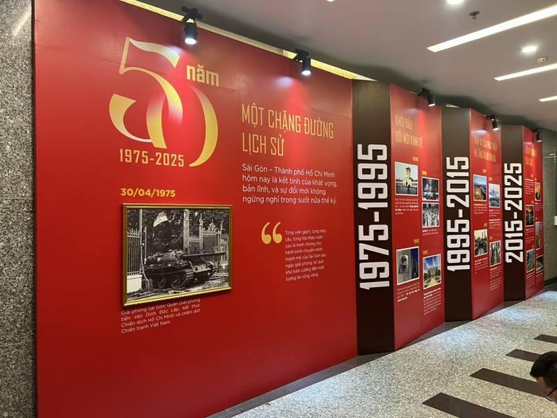 Thi công backdrop sự kiện trọn gói với thiết kế lịch sử 50 năm, giao nhanh trong 1 ngày.