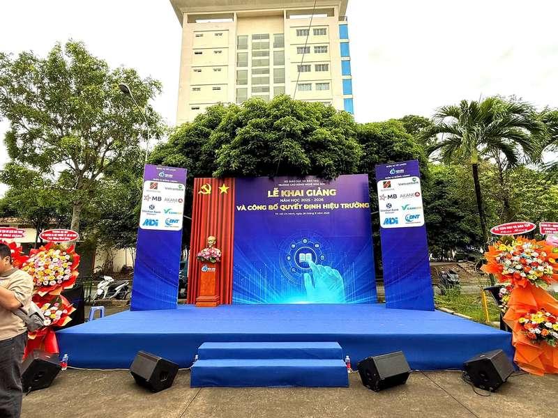 Thi công backdrop sự kiện trọn gói với thiết kế chuẩn, giao nhanh trong 1 ngày tại lễ khai giảng.