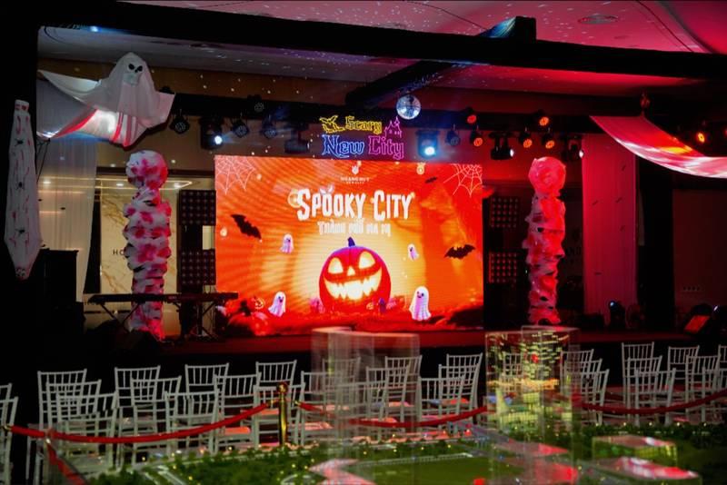 Thi công backdrop sự kiện trọn gói Halloween Chủ đề Spooky City giao nhanh trong 1 ngày.