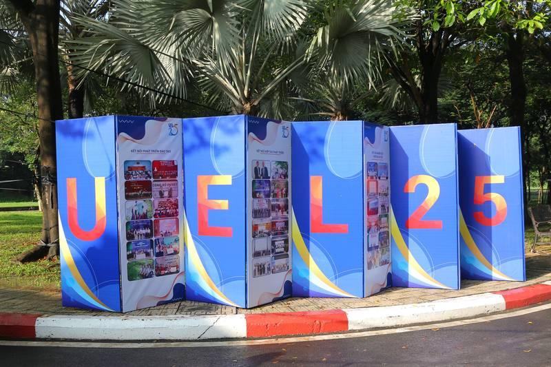 Thi công backdrop sự kiện trọn gói, giao nhanh trong 1 ngày với thiết kế chữ UEL 25 màu xanh nổi bật ngoài trời.