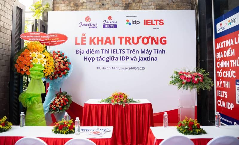 Thi công backdrop sự kiện trọn gói lễ khai trương địa điểm thi IELTS, giao nhanh trong 1 ngày.