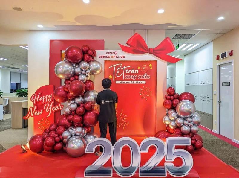 Thi công backdrop sự kiện Tết 2025 trọn gói với bóng bay đỏ bạc và giao nhanh trong 1 ngày.