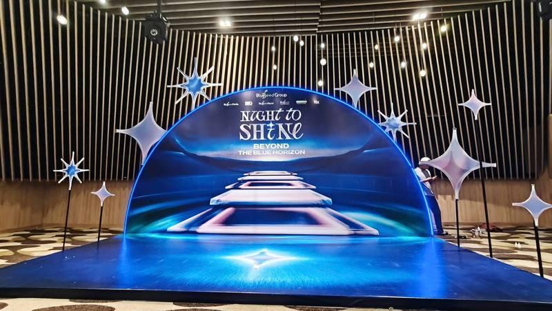 Thi công backdrop sự kiện trọn gói với thiết kế ánh sáng 3D hiện đại, giao nhanh trong 1 ngày.