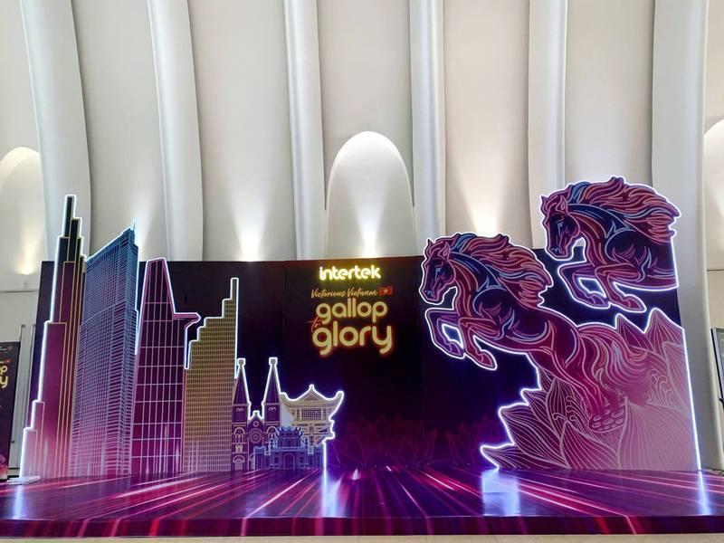 Thi công backdrop sự kiện trọn gói với thiết kế thành phố và ngựa phi, giao nhanh trong 1 ngày.