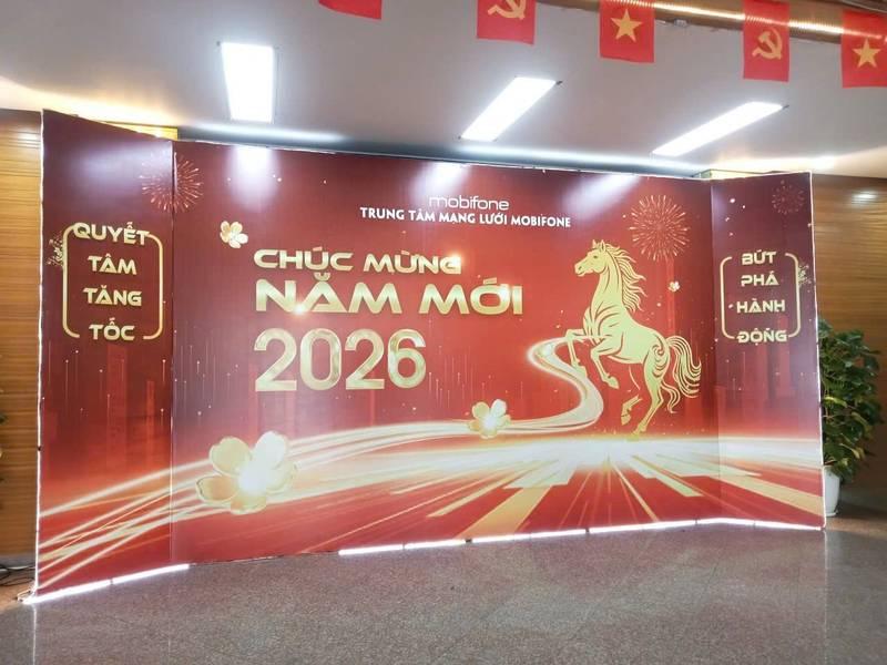 Thi công backdrop sự kiện chúc mừng năm mới 2026 trọn gói, giao nhanh trong 1 ngày.