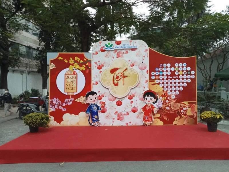 Thi công backdrop sự kiện trọn gói chủ đề Tết 2026 giao nhanh trong 1 ngày.