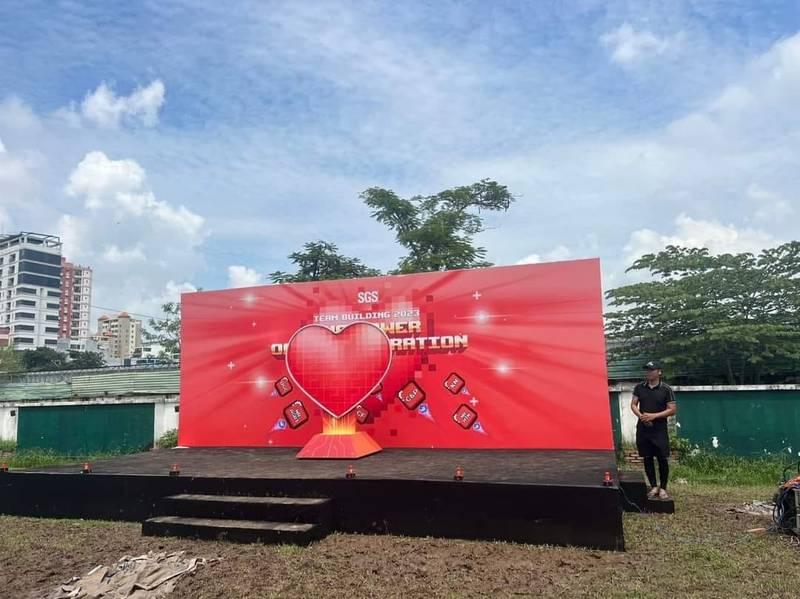 Thi công backdrop sự kiện trọn gói với thiết kế trái tim đỏ nổi bật, giao nhanh trong 1 ngày.