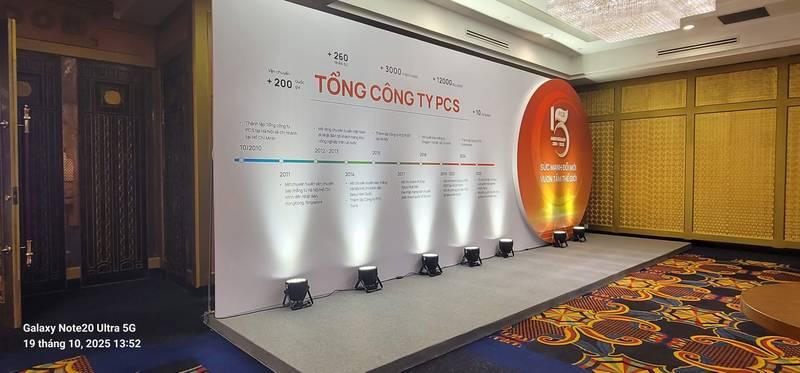 Thi công backdrop sự kiện trọn gói với thiết kế chuyên nghiệp và giao nhanh trong 1 ngày tại hội trường sang trọng.