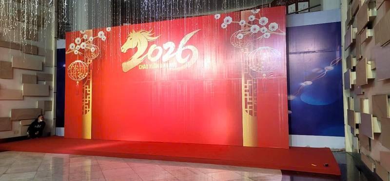 Thi công backdrop sự kiện trọn gói năm 2026 với thiết kế đỏ nổi bật, giao nhanh trong 1 ngày.