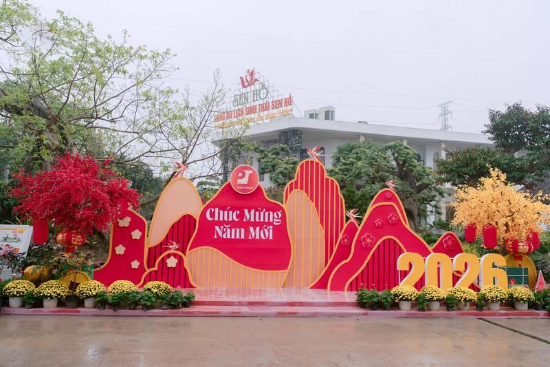 Thi công backdrop sự kiện trọn gói chúc mừng năm mới 2026 giao nhanh trong 1 ngày tại trung tâm du lịch sinh thái Sen Hồ.