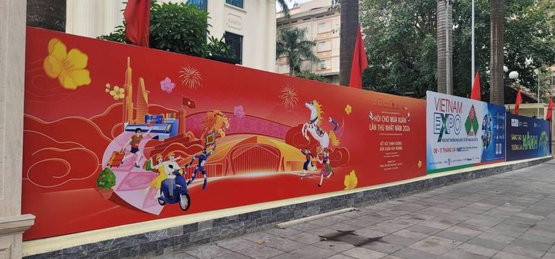 Thi công backdrop sự kiện trọn gói giao nhanh trong 1 ngày với hình ảnh trang trí màu đỏ sinh động ngoài trời.