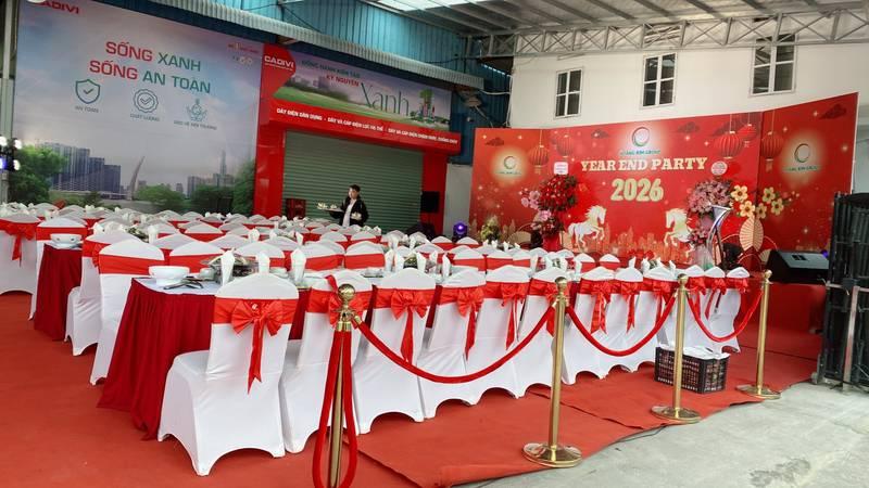 Thi công backdrop sự kiện trọn gói giao nhanh trong 1 ngày với không gian tiệc Year End Party 2026 đầy màu sắc.