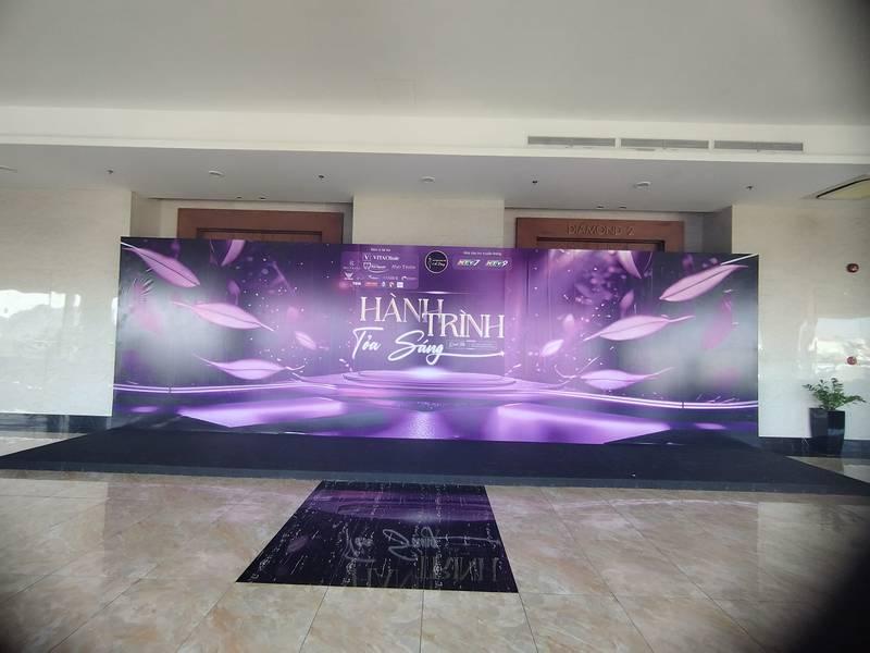 Thi công backdrop sự kiện trọn gói với thiết kế sang trọng và giao nhanh trong 1 ngày.