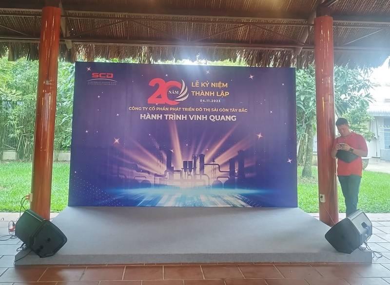 Thi công backdrop sự kiện trọn gói cho lễ kỷ niệm 20 năm thành lập, giao nhanh trong 1 ngày.