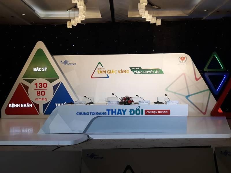 Thi công booth sự kiện hội thảo Tâm Giác Vàng về tăng huyết áp tại HCM với thiết kế trọn gói giá tốt.